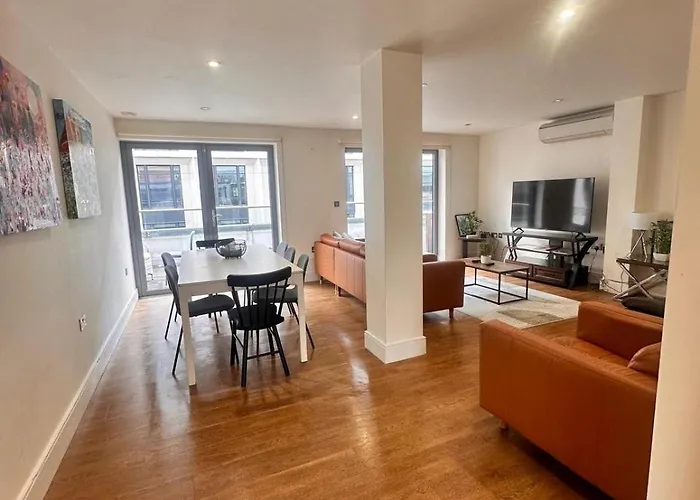 Spacious 3-Bed 3-Bath Luxury Apartment With Balcony Hyde Park